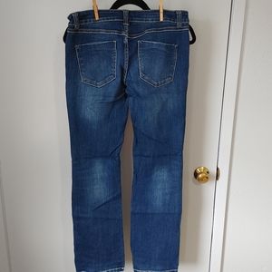 Womens stretchy jeans.